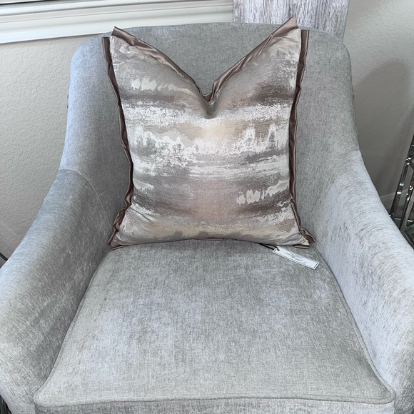 1-NWT CELEBRITY HOME MARBLED
DECORATIVE PILLOWS (Read description for details) - Picture 11 of 17